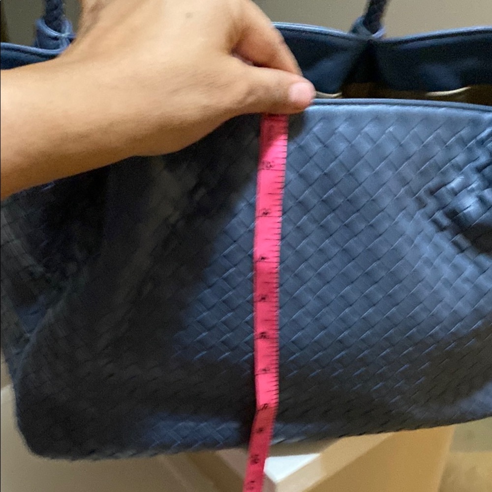 Elegant Blue Woven Handbag - Picture 2 of 5